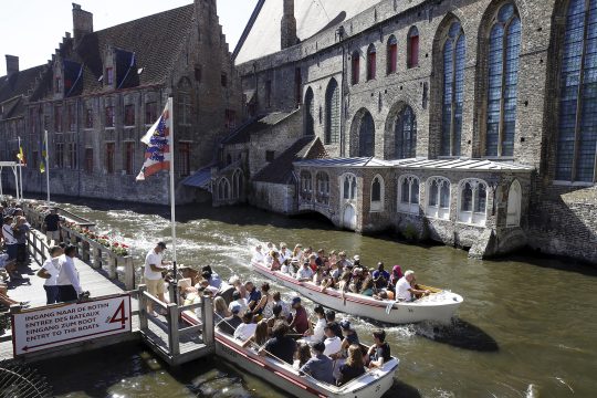 Touristenboote in den Grachten von Brügge