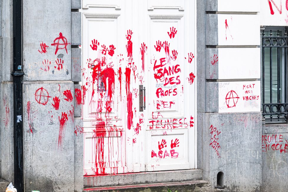 Schmierereien mit roter Farbe beim Protest der Lehrer in Brüssel