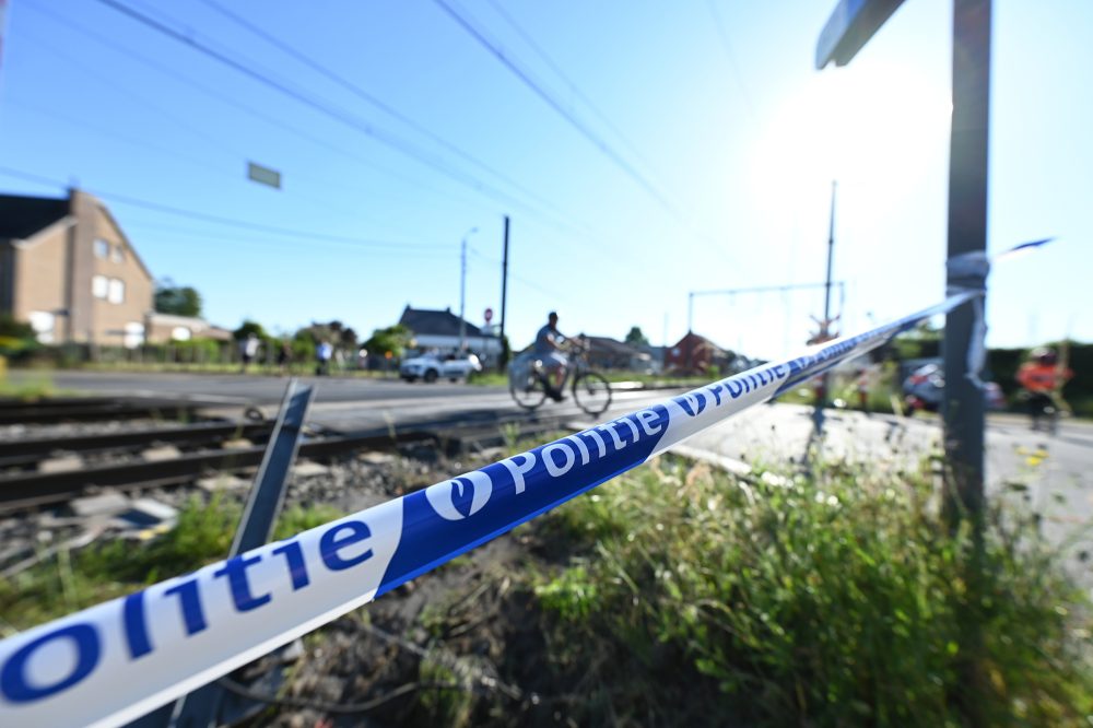 Eine Polizeiabsperrung an der Unfallstelle in Buggenhout