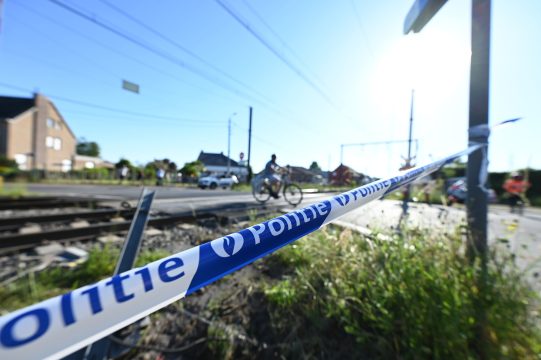Eine Polizeiabsperrung an der Unfallstelle in Buggenhout