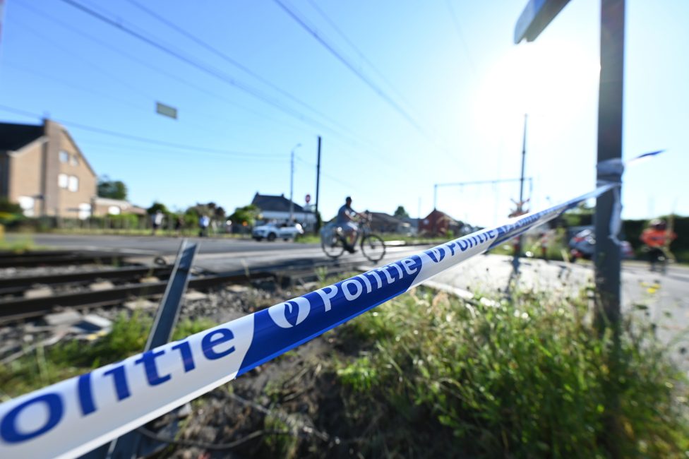 Eine Polizeiabsperrung an der Unfallstelle in Buggenhout