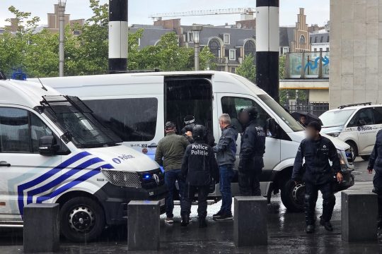 In der Nähe des Brüsseler Zentralbahnhofs nahm die Polizei auch am Freitag mehrere Jugendliche vorübergehend fest