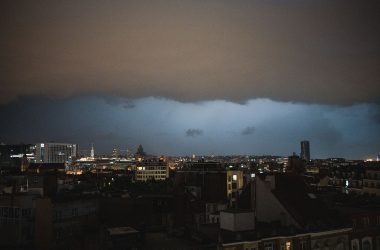 Sturm über Brüssel, über der Stadt haben sich dunkle Wolken aufgetürmt