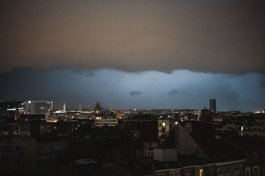 Sturm über Brüssel, über der Stadt haben sich dunkle Wolken aufgetürmt