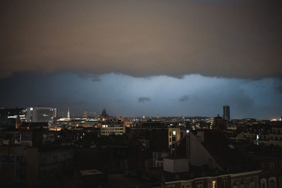 Sturm über Brüssel, über der Stadt haben sich dunkle Wolken aufgetürmt