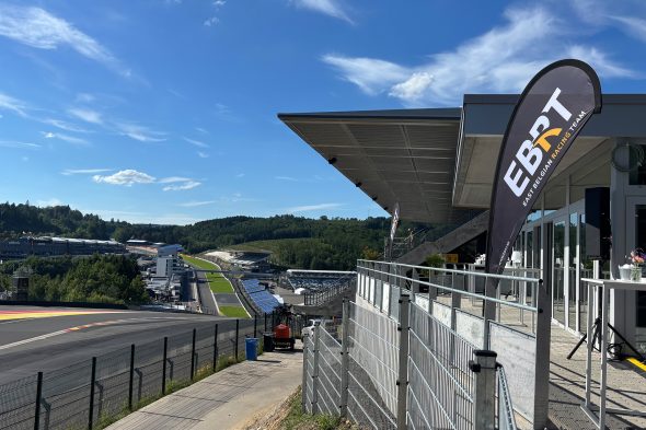 Neue EBRT-Buvette an der Rennstrecke von Spa-Francorchamps mit Blick auf den Raidillon