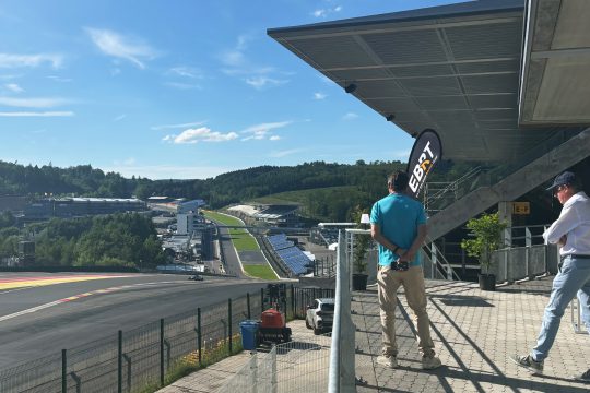 Neue EBRT-Buvette an der Rennstrecke von Spa-Francorchamps mit Blick auf den Raidillon