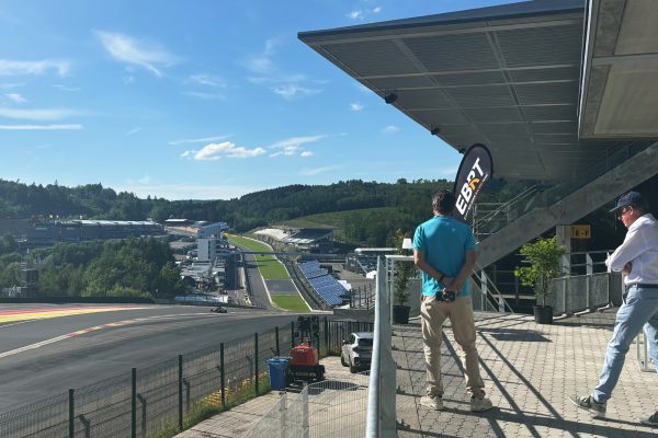Neue EBRT-Buvette an der Rennstrecke von Spa-Francorchamps mit Blick auf den Raidillon