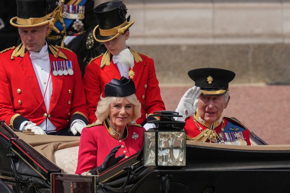 König Charles III. mit Königin Camilla in einer Kutsche