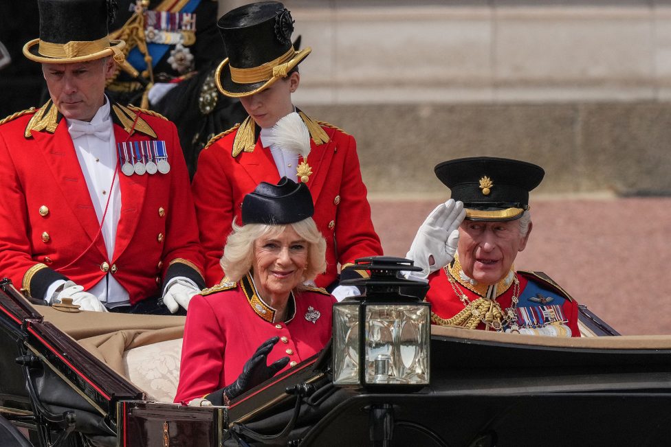 König Charles III. mit Königin Camilla in einer Kutsche