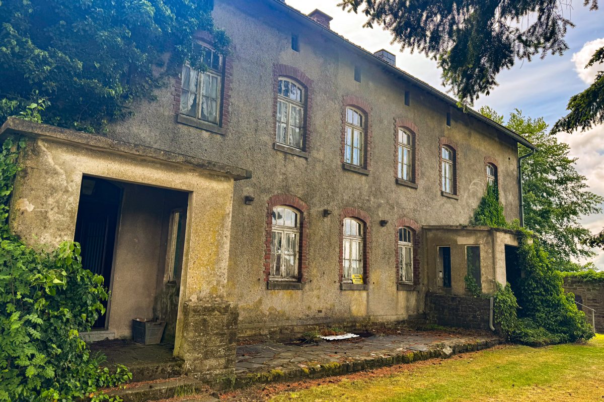 Das ehemalige Zollhaus in Rodt, einer der Drehorte des neuen Films von Joshua Cremer "Coma Grey", von außen