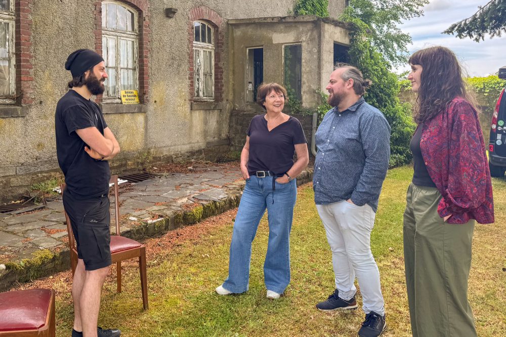 Regisseur Joshua Cremer und seine Darsteller Helga Kohnen, Christophe Nix und Marie Dolders vor dem Zollhaus