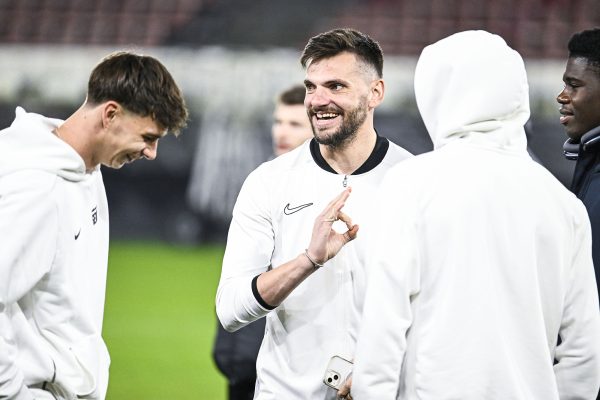 Genk-Torhüter Hendrik Van Crombrugge mit teamkollegen vor dem Europa-League-Spiel in Utrecht im Januar