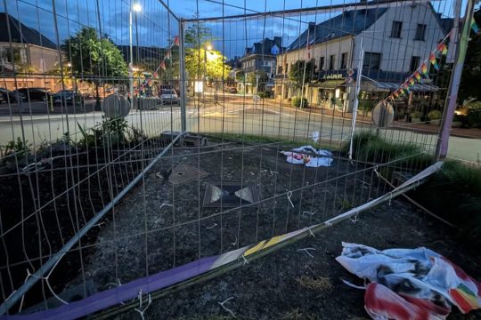 Blick auf den Kreisverkehr in St. Vith mit den zerstörten Bannern
