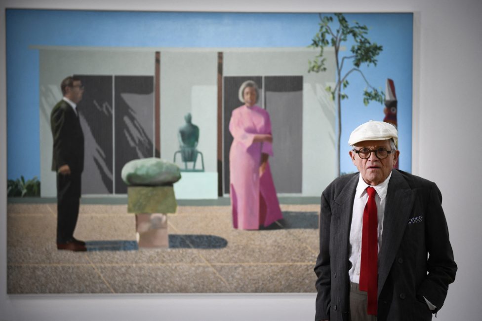 David Hockney vor seinem Gemälde "Fred and Marcia Weisman" in Paris im Juni 2017