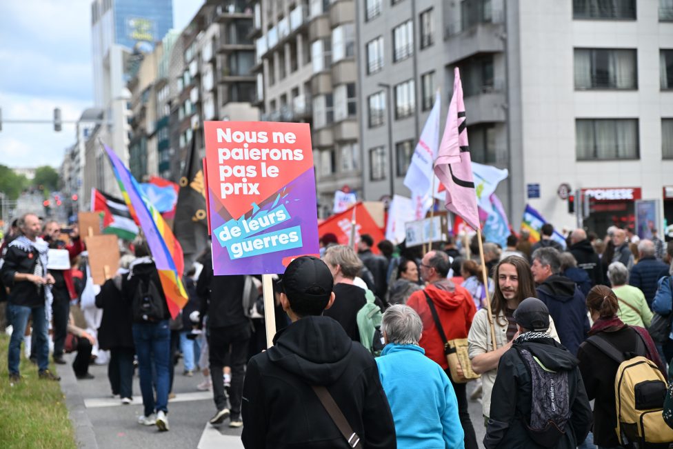 Teilnehmer bei der Demo gegen Militarisierung