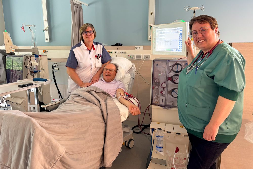 Ein Dialysepatient mit einer Krankenpflegerin und Grit Böckler, der Leiterin der Dialyse-Station