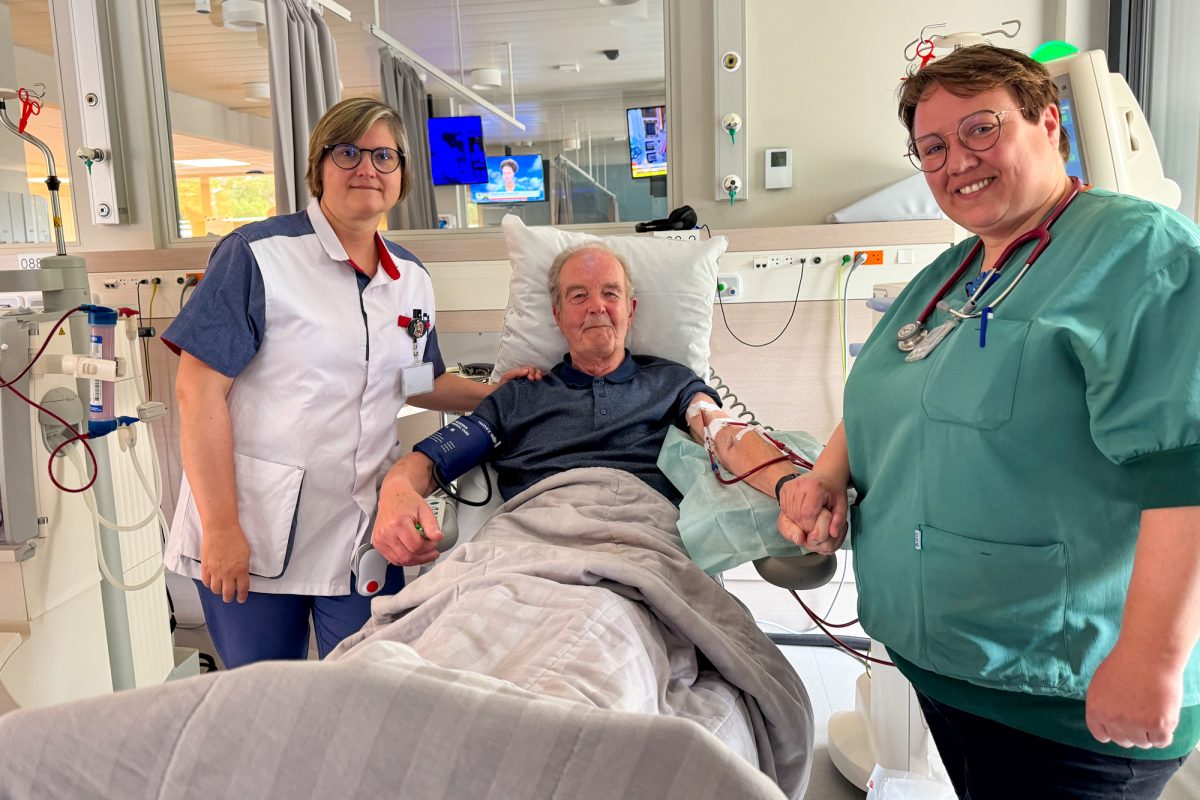 Ein Dialysepatient mit einer Krankenpflegerin und Grit Böckler, der Leiterin der Dialyse-Station