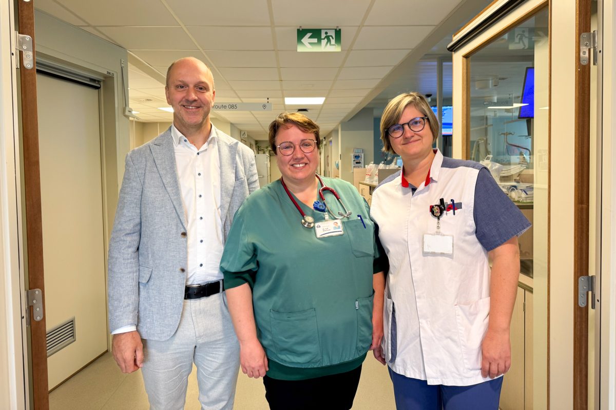 Chefarzt,Tom van Leemput, die Leiterin der Dialyse-Station, Grit Böckler und eine Krankenpflegerin