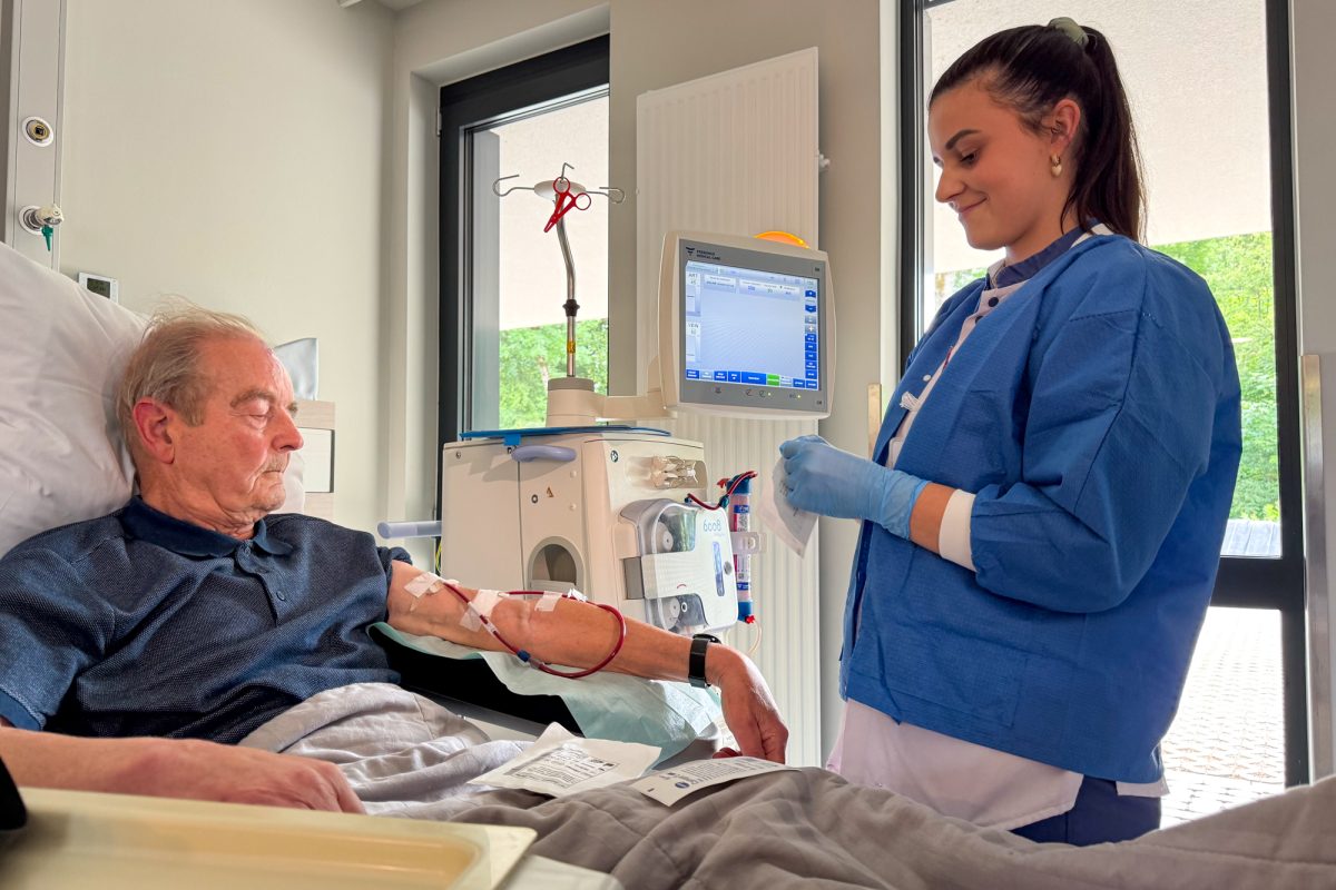Ein Dialyse-Patient mit einer Krankenpflegerin