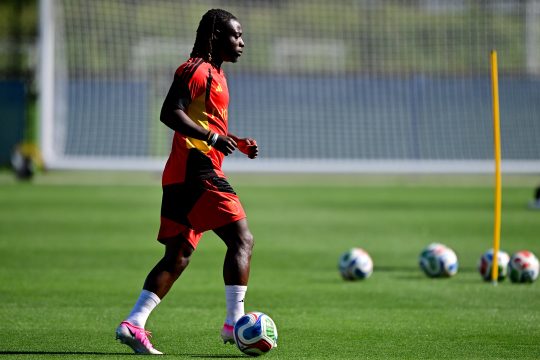 Jérémy Doku spielt den Ball beim Training