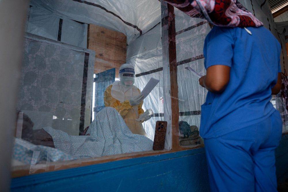 Medizinisches Personal bei einem Ebola-Patienten, der isoliert ist