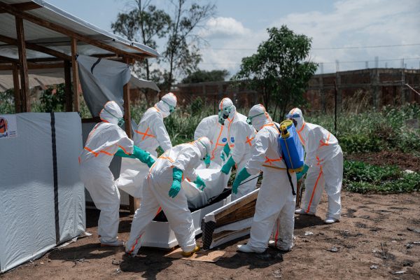 Freiwillige Helfer beim Roten Kreuz in Rwampara beerdigen ein Ebola-Opfer