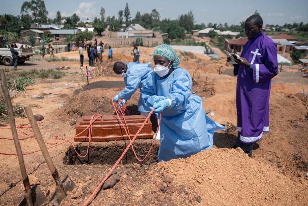 Beisetzung eines Waisenkindes am 19. Juni 2026, das an der Ebola-Viruserkrankung gestorben ist