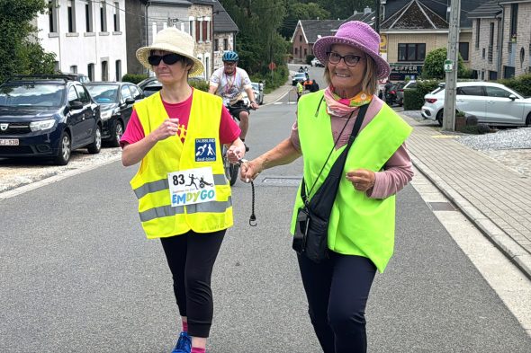 Blinde Läuferin mit ihrer Begleiterin beim Emdygo-Lauf "Zusammen ins Ziel"