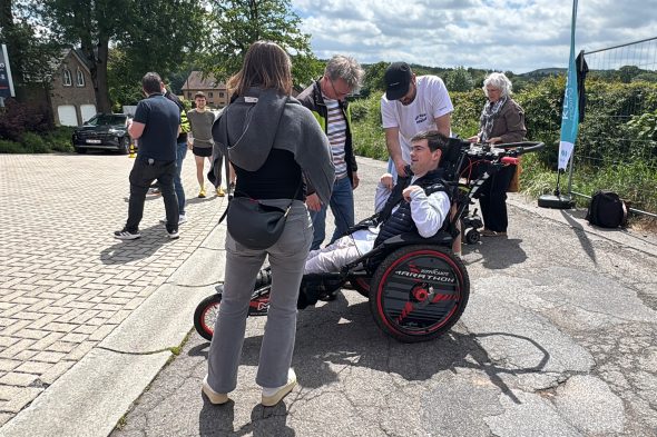 Emdygo-Organisatoren bereiten die Rollstuhlfahrer für den Lauf vor