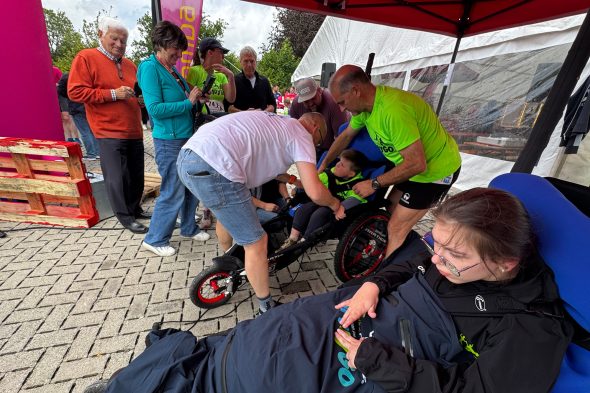 Emdygo-Organisatoren bereiten die Rollstuhlfahrer für den Lauf vor