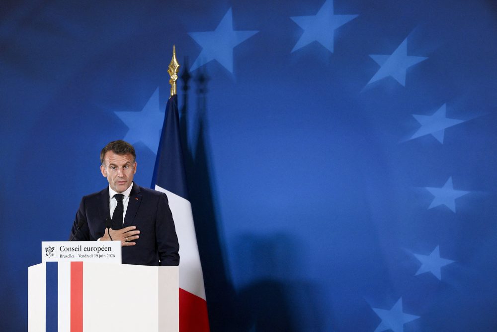 Emmanuel Macron am Rednerpult, hinter ihm die Französische Flagge