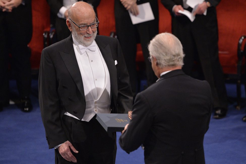 François Englert erhält die Nobelpreis-Medaille aus den Händen des schwedischen Königs Carl Gustaf