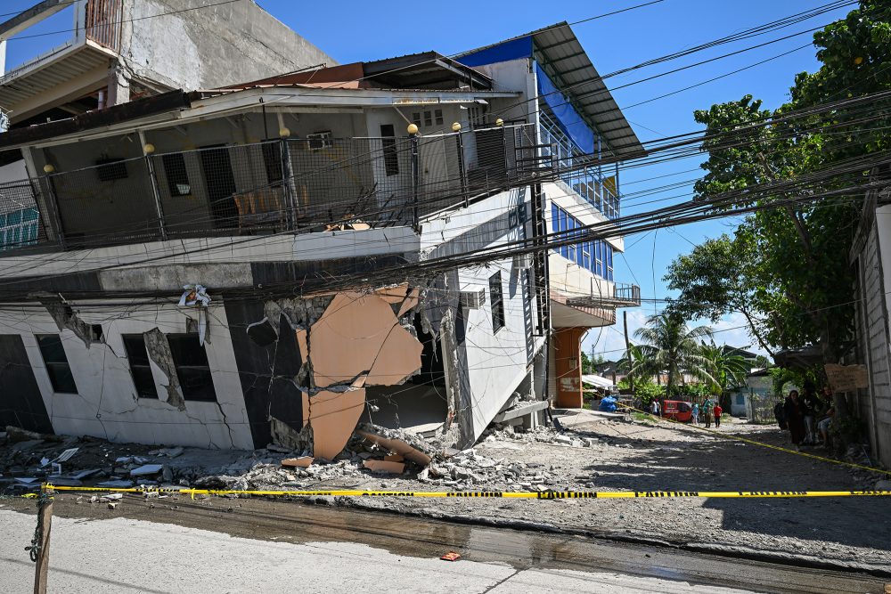 Ein eingestürztes Gebäude nach dem Erdbeben der Stärke 7,8 in General Santos City am 9. Juni 2026.