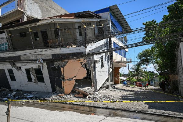 Ein eingestürztes Gebäude nach dem Erdbeben der Stärke 7,8 in General Santos City am 9. Juni 2026.