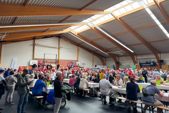 Menschen im Saal bei der Eröffnungsfeier der Europiade