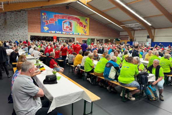 Menschen im Saal bei der Eröffnungsfeier der Europiade