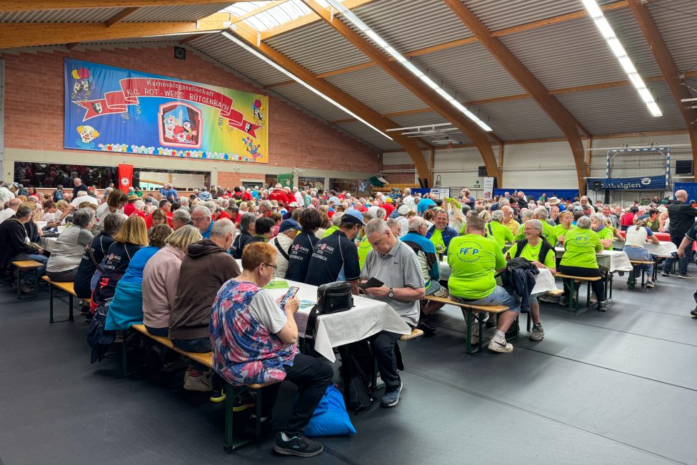 Menschen im Saal bei der Eröffnungsfeier der Europiade