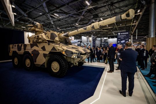 Panzer bei der Rüstungsmesse Eurosatory in Paris