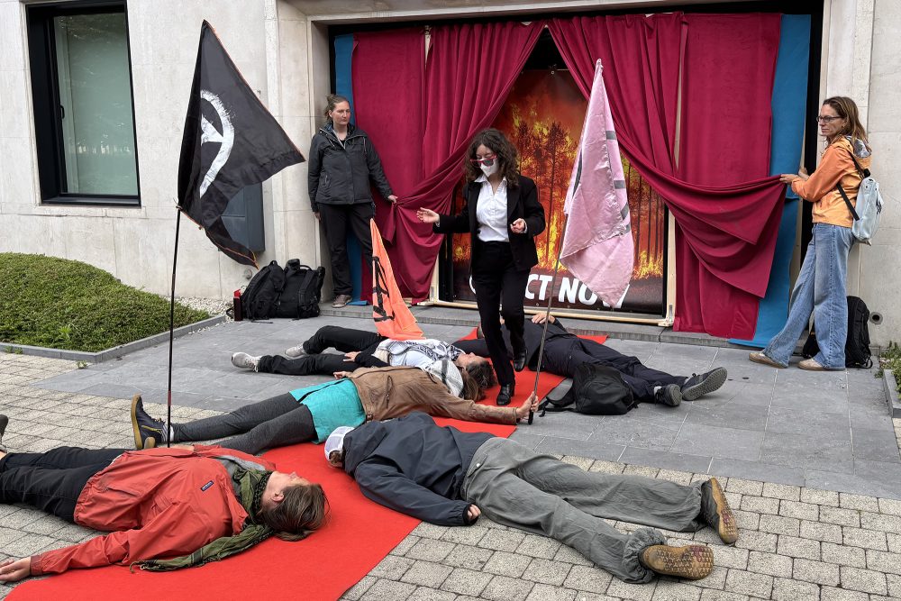 Aktivisten der Bewegung "Extinction Rebellion" vor dem Büro der IOGP am 8. Juni 2026 in Brüssel.