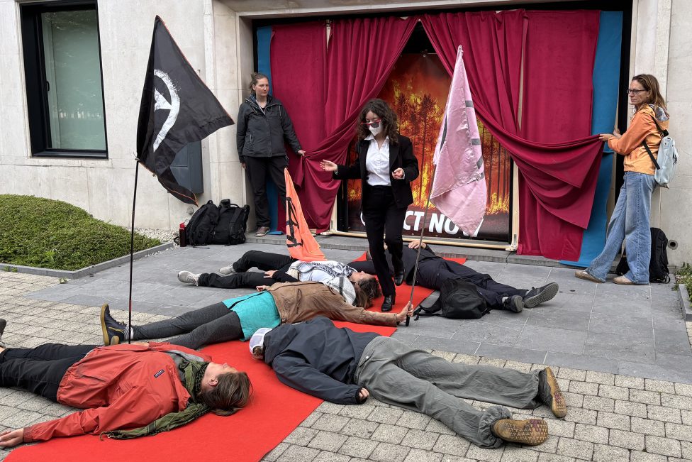 Aktivisten der Bewegung "Extinction Rebellion" vor dem Büro der IOGP am 8. Juni 2026 in Brüssel.