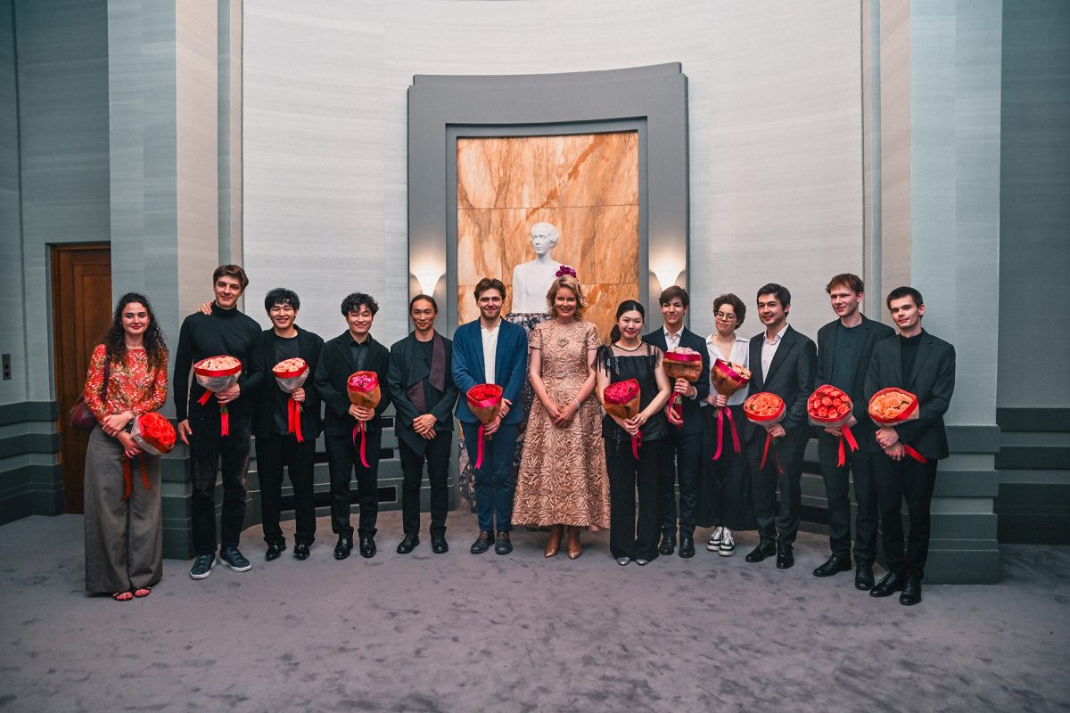Die Finalisten des Königin-Elisabeth-Wettbewerbs 2026 mit Königin Mathilde nach dem Finale