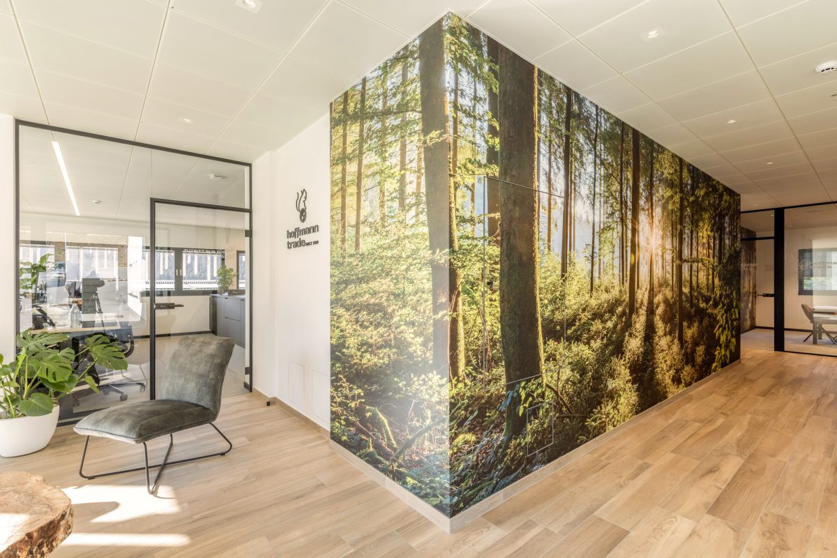 Das Innere des Verwaltungsgebäudes, eine Wand zeigt eine riesige Wald-Tapete