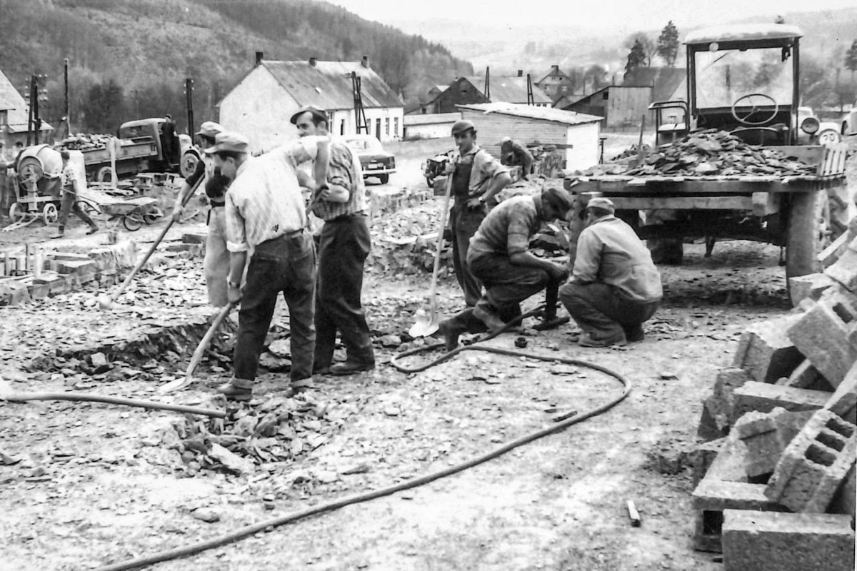 Historisches Bild zeigt Arbeiter beim Aufbau des Sägewerks