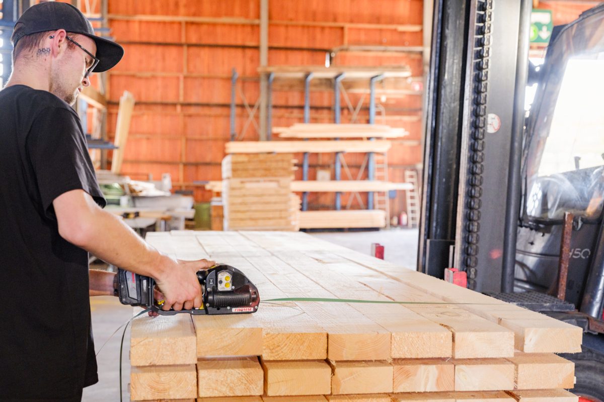Mitarbeiter verpackt Holzbretter