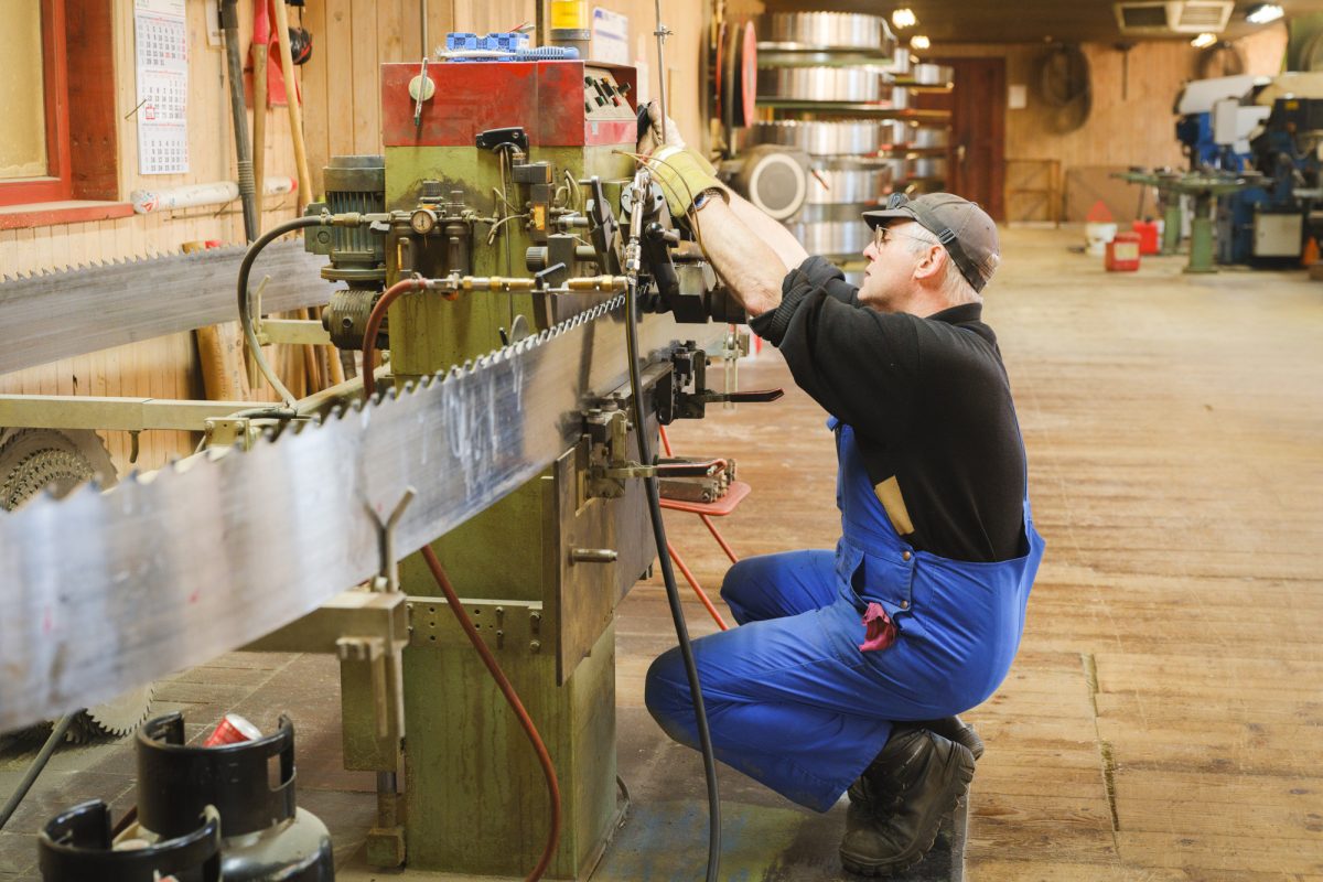 Arbeiter an Maschine