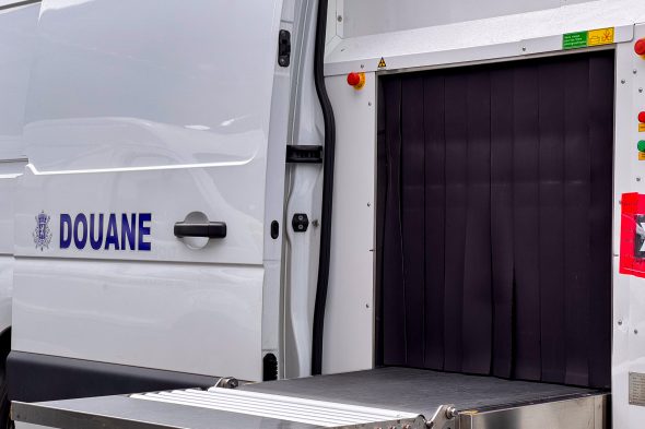 Fahrzeug vom Zoll mit ausfahrbarem Paket-Rollband