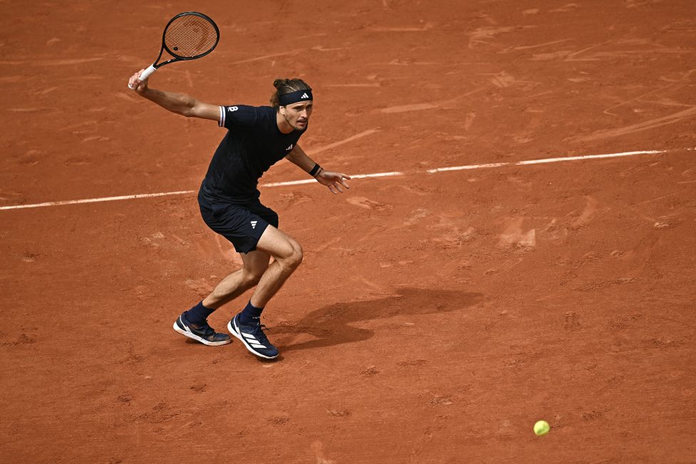 Der Deutsche Alexander Zverev spielt einen Rückhand-Return gegen den Tschechen Jakub Mensik während ihres Halbfinales
