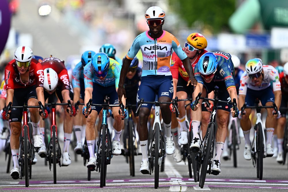 Biniam Girmay gewinnt die erste Etappe der Belgien-Rundfahrt - Zieleinfahrt