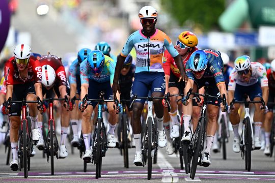 Biniam Girmay gewinnt die erste Etappe der Belgien-Rundfahrt - Zieleinfahrt